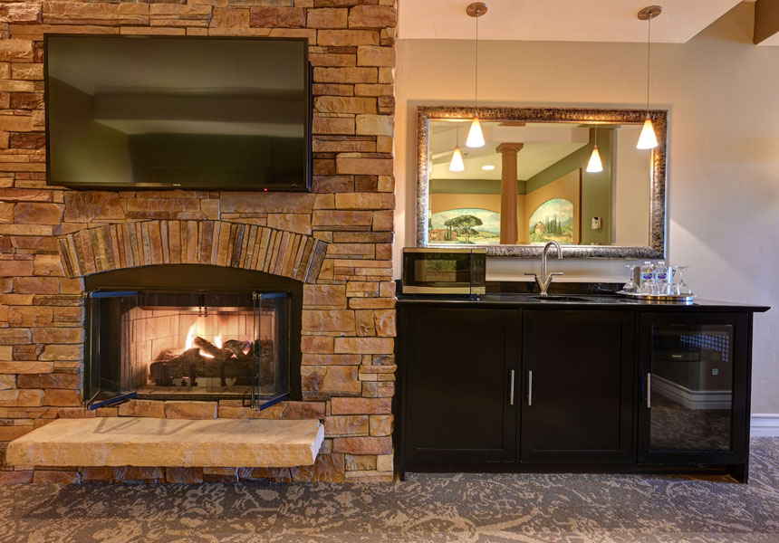 Deluxe King Fireplace & Whirlpool Suite