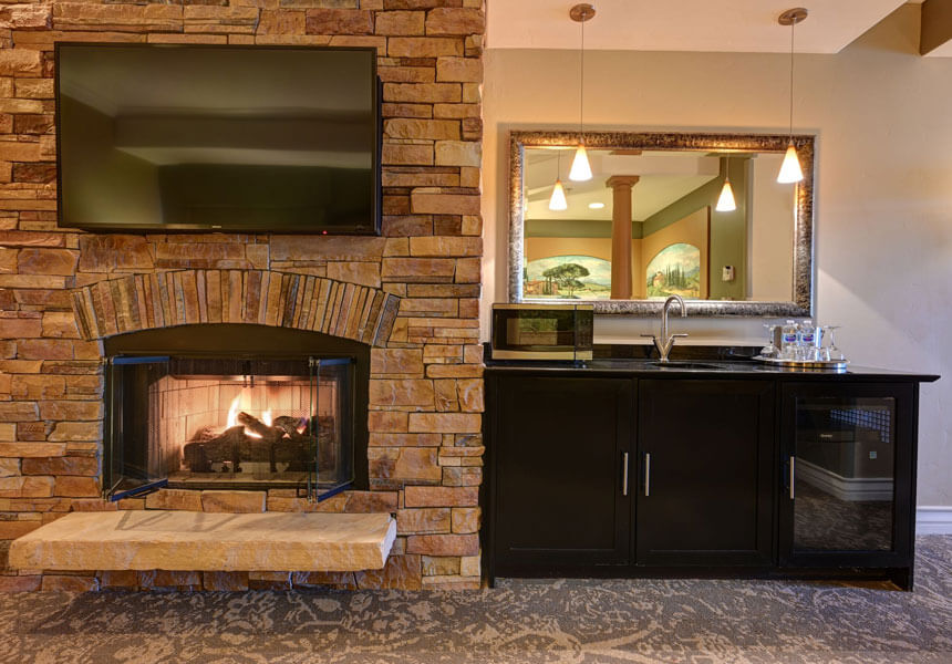 One-Bedroom Double Queen Fireplace & Whirlpool Accessible Suite